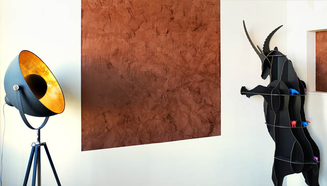 Fresque de Christiane Millan entourée d'une lampe et étagère design
